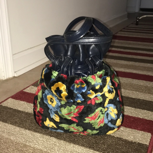 Vintage Handbags - Vintage Carpet Tapestry Small Ball Bag 😘